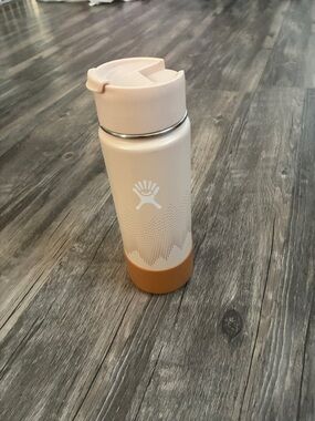 Hydro Flask Cream Bottle with Tan Base